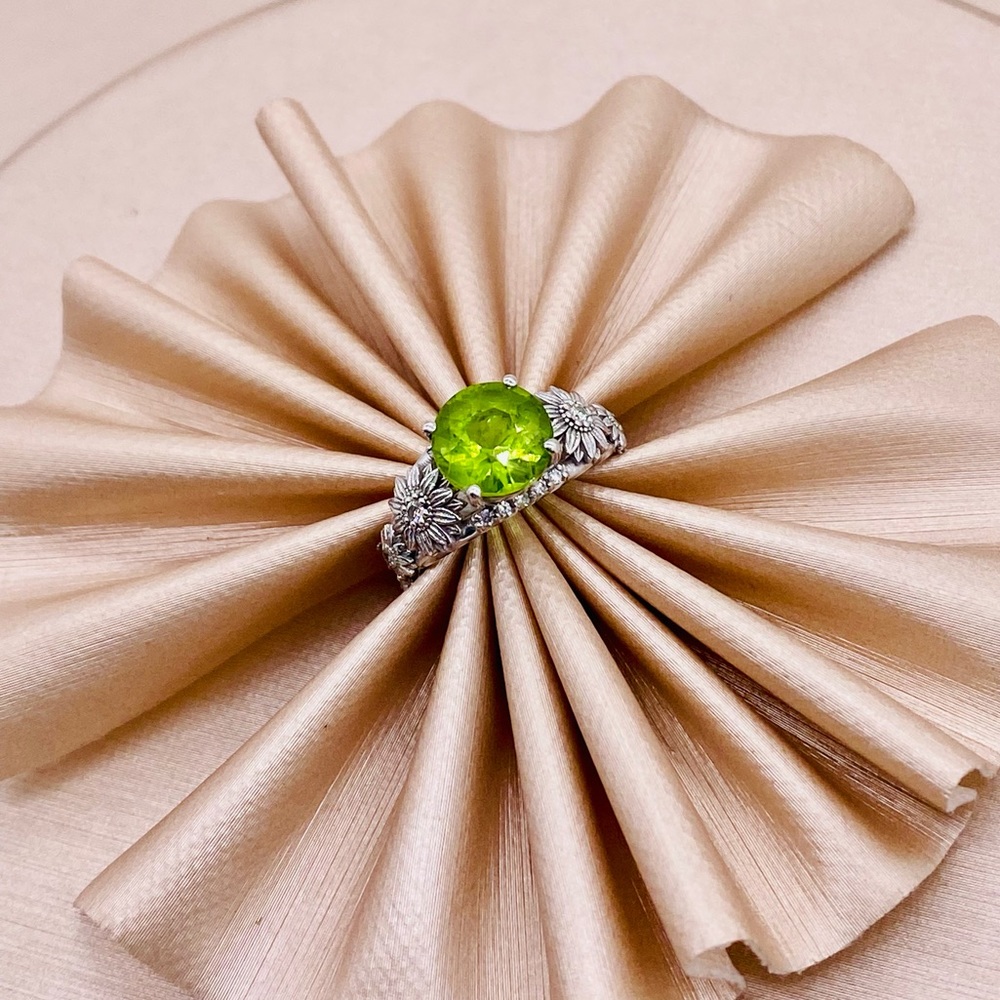14k White Gold Peridot & Diamond Vintage Ring - EUC